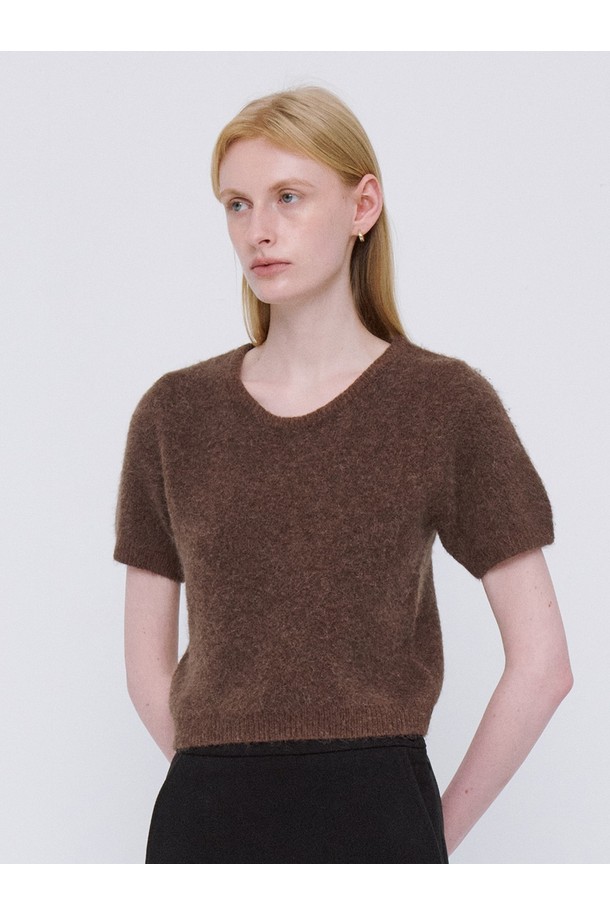 브라운 컬러의 Soft Wool Blend 크롭 니트입니다. 울 블렌드 소재로 제작되어 부드러운 촉감과 함께 가을, 겨울 시즌 보온성을 높여줍니다. 라운드넥 디자인에 반소매 기장으로, 베이직하고 미니멀한 스타일을 연출합니다. 레귤러핏으로 편안하게 착용 가능하며, 출근룩이나 모임룩 등 다양한 TPO에 활용할 수 있습니다. 미니멀, 클래식, 캐주얼 스타일을 즐겨 입는 여성분들께 추천합니다.
