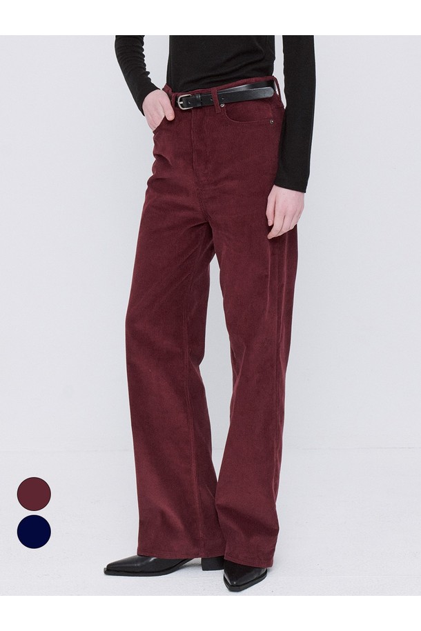 **트렌치 코듀로이 팬츠 - 2컬러**는 가을, 겨울 시즌 남성들을 위한 캐주얼 & 베이직 스타일의 긴 바지입니다. 부드러운 촉감의 두꺼운 코듀로이 소재로 제작되었으며, 와이드 또는 스트레이트 핏으로 편안한 착용감을 선사합니다. 버건디와 네이비 두 가지 색상으로 출시되어 출근룩, 모임룩 등 다양한 TPO에 활용 가능합니다. 트렌치 디테일이 더해져 클래식, 미니멀 무드를 연출하며, 레귤러핏으로 누구나 부담없이 즐길 수 있습니다.
