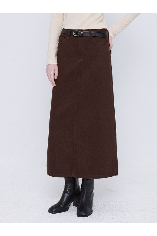 클래식 실키 롱 스커트 - 브라운은 부드러운 실크 소재로 제작되어 은은한 광택감을 선사합니다. A라인 핏으로 다리가 길어 보이는 효과를 주며, 미니멀하고 시크한 스타일을 연출합니다. 사계절 내내 활용 가능한 이 롱 스커트는 오피스룩, 모임룩, 데이트룩 등 다양한 TPO에 잘 어울립니다. 브라운 컬러는 어떤 상의와도 매치하기 쉬워 데일리룩으로 손색없습니다. 세련된 클래식 무드를 더해 당신의 스타일을 완성해보세요.
