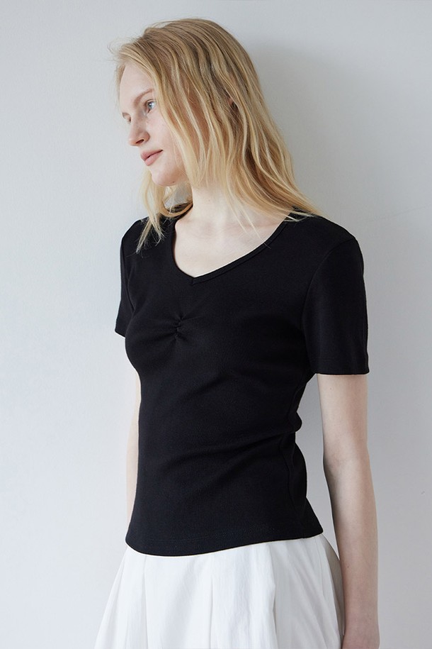 세련된 여성스러움을 연출해 줄 프런트 셔링 반팔 티셔츠 - 블랙입니다. 부드러운 면 소재로 제작되어 편안한 착용감을 선사하며, 신축성이 좋아 활동적인 날에도 불편함 없이 입을 수 있습니다. 앞중심 셔링 디테일과 곡선 V넥 디자인이 만나 페미닌한 무드를 더해줍니다. 데이트룩, 카페룩, 쇼핑룩 등 다양한 TPO에 활용 가능하며, 걸리시, 미니멀, 로맨틱 스타일을 즐기는 분들께 추천합니다. 슬림핏과 반소매 기장으로 시원하고 여성스러운 여름 스타일을 완성해보세요.
