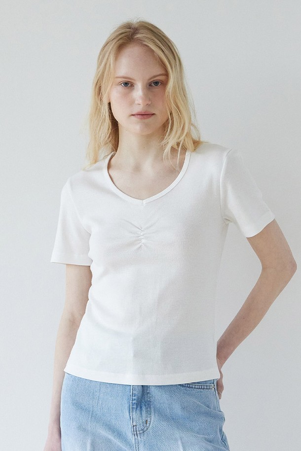 **프런트 셔링 반팔 티셔츠 - 아이보리**는 여성스러운 무드를 연출하는 티셔츠입니다. 부드러운 면 소재로 제작되어 편안한 착용감을 선사하며, 슬림핏 디자인이 여성스러운 실루엣을 강조합니다. 프런트 셔링 디테일과 곡선 V넥 라인이 페미닌한 포인트를 더하고, 신축성 있는 소재로 활동성을 높였습니다. 아이보리, 블랙, 화이트 멜란지 3가지 색상으로 출시되어 데이트룩, 카페룩, 모임룩 등 다양한 TPO에 활용 가능하며, 미니멀, 클래식, 로맨틱 스타일을 즐겨 입는 고객에게 추천합니다.
