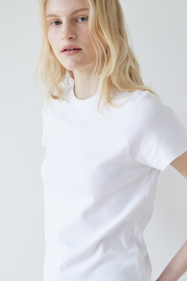 화이트 컬러의 크루넥 반팔 티셔츠입니다. 면, 모달, 스판덱스 혼방 소재로 제작되어 부드러운 촉감을 선사하며, 슬림핏으로 깔끔하게 떨어지는 핏을 연출합니다. 봄, 여름 시즌에 적합하며, 베이직하고 미니멀한 스타일을 추구하는 분들에게 추천합니다. 골지 패턴에 라운드넥 디자인으로, 단독 착용은 물론 이너로도 활용도가 높습니다. 더블 스티치 마감으로 마감의 퀄리티를 높였습니다.
