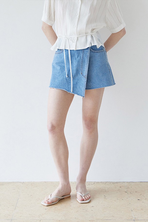 산뜻한 라이트블루 컬러의 랩 데님 숏츠입니다. 12oz 고밀도 데님 원단으로 제작되어 탄탄하면서도 자연스러운 슬럽 텍스처를 느낄 수 있습니다. 언밸런스 밑단 디테일이 돋보이며, YKK 지퍼와 컴포트 스레드 고급 스티칭으로 마감하여 퀄리티를 높였습니다. 캐주얼, 미니멀, 클래식 스타일을 즐기는 여성분들께 데일리룩, 쇼핑, 여행 등 다양한 TPO에 활용하기 좋은 아이템입니다. A라인 핏으로 다리가 길어 보이는 효과를 줍니다.
