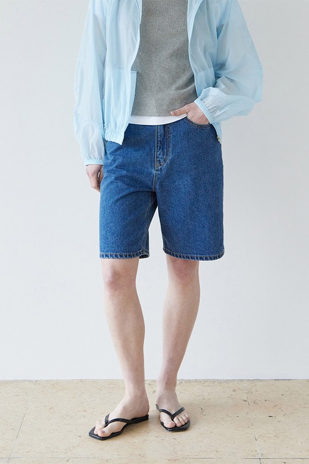 카팬더 데님 숏츠 - 미드 블루는 캐주얼, 미니멀, 워크웨어 스타일을 즐기는 남성을 위한 데님 숏팬츠입니다. 12oz 고밀도 데님 소재로 제작되어 뻣뻣한 촉감과 두꺼운 두께감을 자랑하며, 릴랙스핏과 루즈핏, 스트레이트 핏으로 편안한 착용감을 선사합니다. 미드 블루 컬러와 무지 디자인으로 어떤 상의와도 쉽게 매치할 수 있으며, 일상, 여행, 휴가 등 다양한 TPO에 활용 가능합니다. 카펜터 포켓 디테일과 YKK 지퍼, 4포켓 디자인이 돋보이며, 자연스러운 슬럽 텍스처가 빈티지한 매력을 더합니다. 봄, 여름 시즌에 시원하고 스타일리시하게 연출해보세요.
