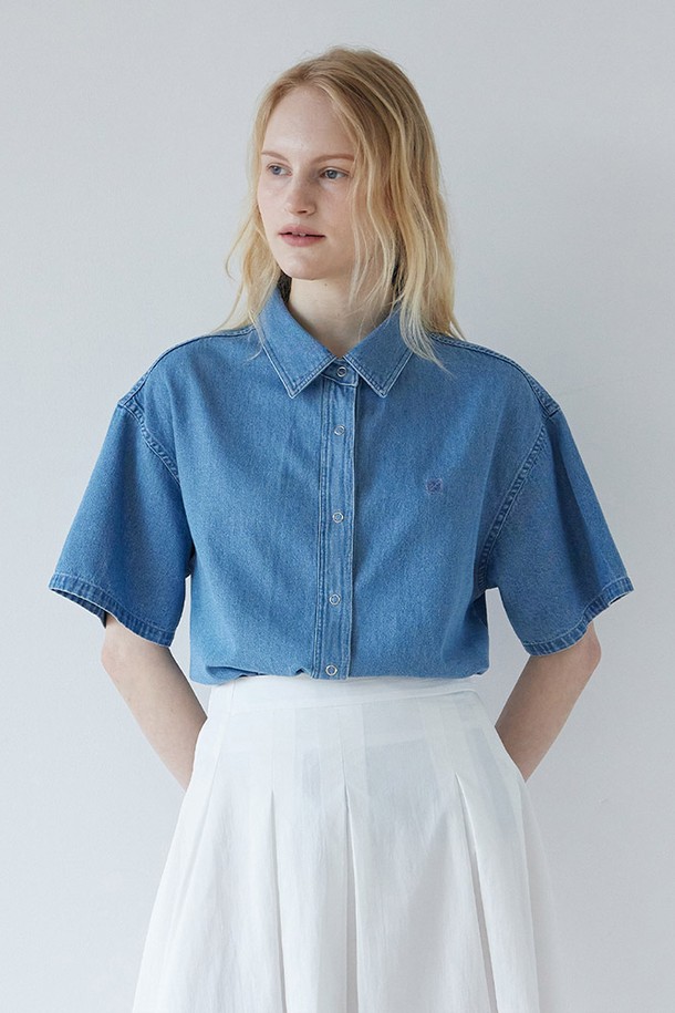 산뜻한 라이트 블루 색상의 로고 반팔 데님 셔츠입니다. 16수 여름 데님 원단으로 제작되어 얇고 부드러운 촉감을 선사하며, 릴랙스 핏으로 편안하게 착용할 수 있습니다. 카라 디자인에 로고 자수 디테일이 더해져 캐주얼하면서도 미니멀한 스타일을 연출합니다. 데이트룩이나 쇼핑룩 등 다양한 TPO에 활용하기 좋은 베이직한 디자인의 데님 셔츠입니다. 워싱 가공으로 자연스러운 멋을 더했습니다.
