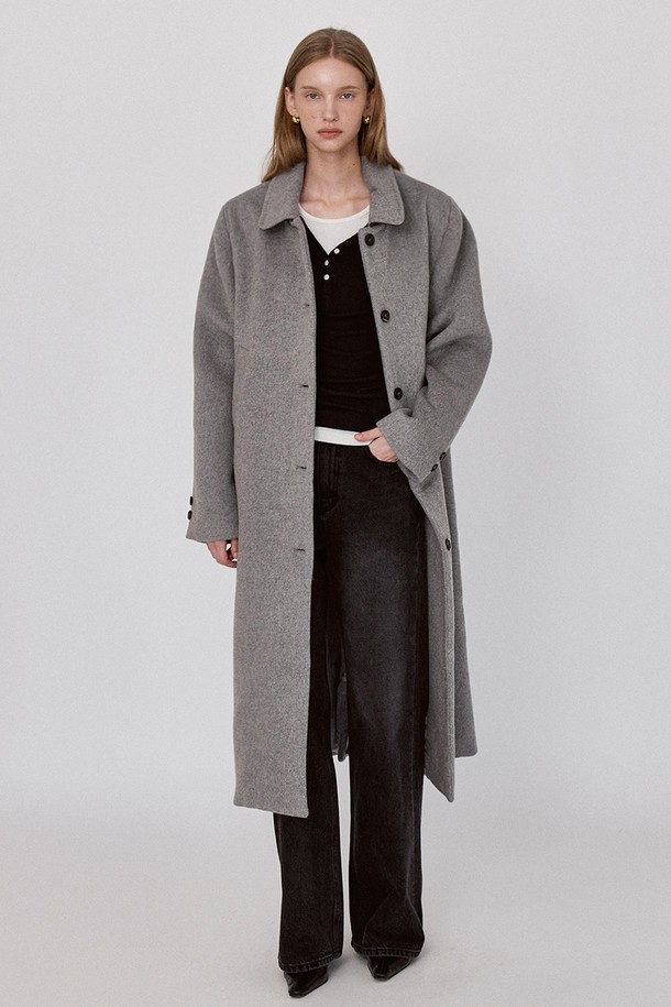 클래식 울 싱글 코트 - 그레이는 여성용 아우터로, 가을과 겨울에 어울리는 롱 기장의 싱글 코트입니다. 미니멀하고 시크한 스타일을 추구하는 분들께 추천드리며, 오피스룩, 겨울 데일리룩, 모임룩 등 다양한 TPO에 활용할 수 있습니다. 그레이와 블랙 두 가지 컬러로 출시되었으며, 루즈핏과 릴랙스핏의 편안한 착용감을 선사합니다. 두꺼운 울과 폴리에스테르 혼방 소재로 제작되어 보온성을 높였으며, 자연소재 버튼, 로고 인그레이빙, 심플한 포켓 디테일, 백 햄 슬릿 등의 특징을 더했습니다.
