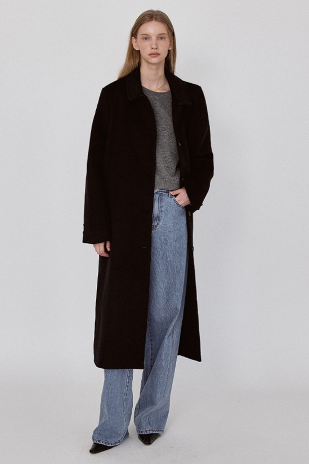 클래식 울 싱글 코트 - 블랙은 여성용 아우터로, 가을에 어울리는 릴랙스핏 롱 코트입니다. 블랙과 그레이 두 가지 색상으로 만나볼 수 있으며, 클래식하고 베이직한 스타일을 연출합니다. 울과 폴리에스테르 혼방의 두꺼운 소재로 제작되어 포근함을 더하고, 싱글 버튼 여밈 방식과 긴 소매가 특징입니다. 오피스룩, 출근룩, 데이트룩 등 다양한 TPO에 활용 가능하며, 미니멀하고 시크한 스타일을 완성합니다. 프론트 본딩 처리, 내추럴 소재 버튼, 로고 엠보싱, 심플한 포켓 디테일, 백 햄 슬릿 등의 디테일이 돋보입니다.
