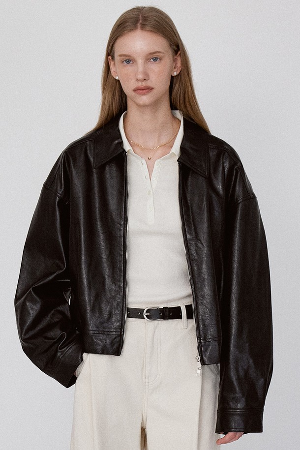 2Way 레더 크롭 재킷 - 블랙은 미니멀, 캐주얼, 시크한 스타일을 연출하기에 좋은 여성용 아우터입니다. 봄, 가을에 착용하기 적합하며, 비건 가죽(폴리우레탄) 소재로 부드러운 촉감을 자랑합니다. 루즈핏과 박시핏의 넉넉한 핏으로 편안함을 더하고, 크롭 기장과 투웨이 스타일의 집업 디자인이 특징입니다. 밴딩 디테일, 사이드 패널, 긴 소매 기장으로 포인트를 주어 데이트룩과 쇼핑룩에 활용하기 좋습니다.
