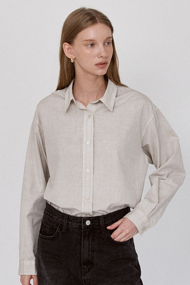 소프트 다잉 셔츠 - 베이지는 부드러운 촉감의 면 소재로 제작된 셔츠입니다. 피그먼트 가먼트 다잉 공법으로 빈티지한 베이지 컬러감을 살렸으며, 릴랙스 핏과 차이나 칼라 디자인이 특징입니다. 긴 소매 기장에 무지 패턴으로 어떤 스타일에도 잘 어울리는 데일리 아이템입니다. 이중 스티칭으로 내구성을 높여 오래도록 착용할 수 있으며, 가을 시즌 출근룩이나 나들이룩에 활용하기 좋습니다. 클래식, 미니멀, 캐주얼 스타일을 즐기는 분들께 추천합니다.
