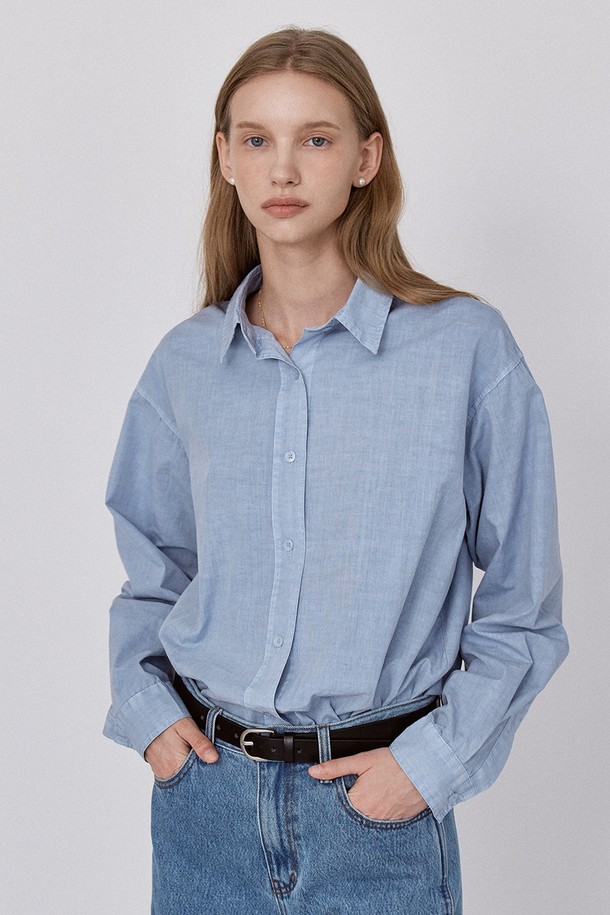 소프트 다잉 셔츠 - 소라, 부드러운 면 소재로 제작되어 편안한 착용감을 선사합니다. 베이지와 소라 두 가지 색상으로 출시되었으며 데일리 및 캐주얼룩에 활용하기 좋습니다. 가을 시즌에 어울리는 릴랙스 핏의 긴 소매 셔츠로, 차이나 칼라 디자인이 돋보입니다. 피그먼트 가먼트 다잉 공법과 이중 스티칭 처리로 빈티지한 컬러감을 더했습니다. 카페룩이나 가을 나들이룩에 매치하여 미니멀하고 클래식한 스타일을 연출해보세요.
