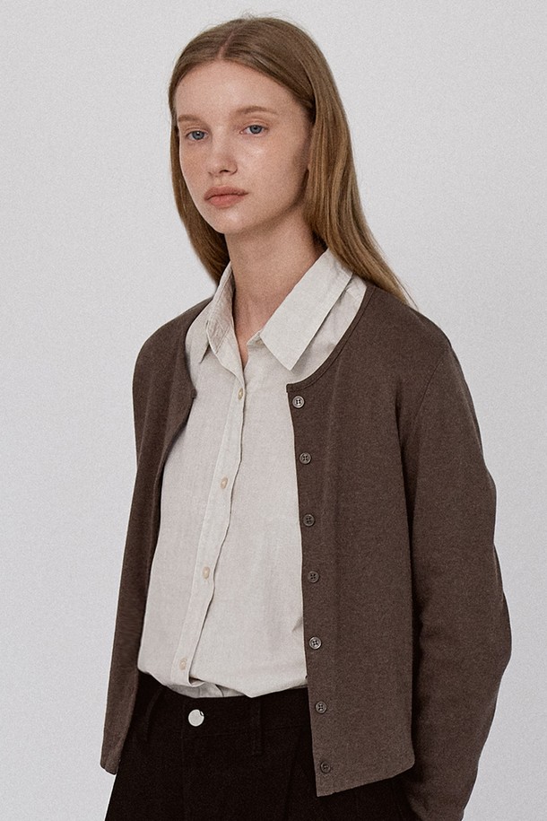 데일리 골지 가디건 - 브라운은 베이직하고 미니멀한 스타일을 추구하는 여성 고객을 위한 제품입니다. 가을과 겨울에 착용하기 좋으며, 부드러운 촉감의 아크릴, 면, 레이온, 앙고라 혼방 소재로 제작되어 얇지만 따뜻함을 선사합니다. 라운드넥 디자인에 긴 소매 기장과 레귤러핏으로 편안하게 착용할 수 있습니다. 단추 여밈 방식으로 간편하게 스타일링할 수 있으며, 단독 또는 이너와 함께 레이어드하여 다양한 룩을 연출할 수 있습니다. 데이트룩, 카페룩, 겨울 데일리룩 등 폭넓게 활용 가능한 아이템입니다.
