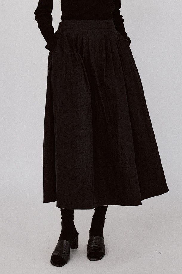 플리츠 플로우 밴딩 롱 스커트 - 블랙은 여성 고객을 위한 일상용 플리츠 스커트입니다. 면, 나일론, 폴리에스테르 혼방 소재로 제작되어 가볍고 부드러운 촉감을 선사합니다. 얇은 두께감의 루즈핏 A라인 맥시 기장으로, 밴딩 허리와 사이드 포켓, 앞면 턱 디테일이 특징입니다. 자연스러운 드레이핑과 블랙 컬러가 미니멀하고 베이직한 무드를 연출하며, 데이트룩과 쇼핑룩에 잘 어울립니다. 신축성 있는 소재로 편안한 착용감을 제공하며, 사계절 내내 활용 가능한 아이템입니다.
