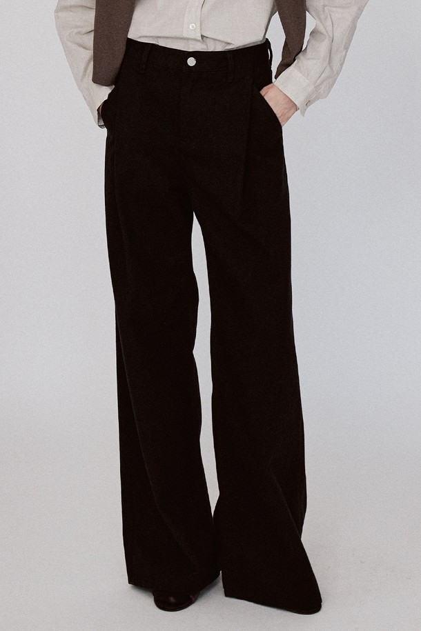 코튼 와이드 원턱 팬츠 - 블랙은 부드러운 면 소재로 제작되어 편안한 착용감을 선사합니다. 릴랙스핏으로 여유로운 실루엣을 연출하며, 베이직한 디자인으로 다양한 스타일 연출에 용이합니다. 가을 시즌에 적합하며, 얇은 두께감으로 가볍게 즐길 수 있습니다. 바이오 워싱 가공을 거쳐 자연스러운 질감을 살렸으며, YKK 지퍼를 사용하여 내구성을 높였습니다. 턱 디테일이 더해져 미니멀, 클래식, 캐주얼 무드를 모두 소화할 수 있습니다.
