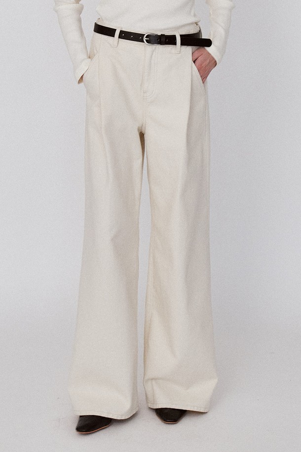 크림 컬러의 코튼 와이드 원 턱 팬츠는 베이직하면서도 캐주얼한 스타일을 연출합니다. 면 소재로 제작되어 부드러운 촉감을 선사하며, 사계절 내내 활용 가능합니다. 릴랙스 핏과 와이드한 바지핏으로 편안함을 강조했으며, 턱 디테일과 YKK 지퍼, 고품질 스티칭으로 완성도를 높였습니다. 바이오 워싱 가공으로 더욱 자연스러운 멋을 더해 동네 마실룩, 카페룩 등 다양한 TPO에 활용하기 좋습니다.
