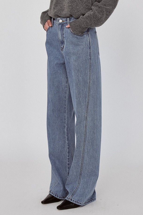 딥블루 컬러의 Shape Curved 데님 팬츠는 남녀 모두 착용 가능한 릴랙스핏 긴바지입니다. 고밀도 데님 원단과 뻣뻣한 촉감으로 탄탄한 착용감을 선사하며, 봄, 가을에 적합합니다. YKK 지퍼를 사용하여 내구성을 높였으며, 자연스러운 슬럽 텍스처가 특징입니다. 곡선 옆선 디자인으로 다리가 길어 보이는 릴랙스핏 데님 팬츠는 캐주얼, 미니멀, 클래식 스타일을 즐겨 입는 분들께 추천합니다. 데일리룩에 편안함과 스타일을 더해보세요.
