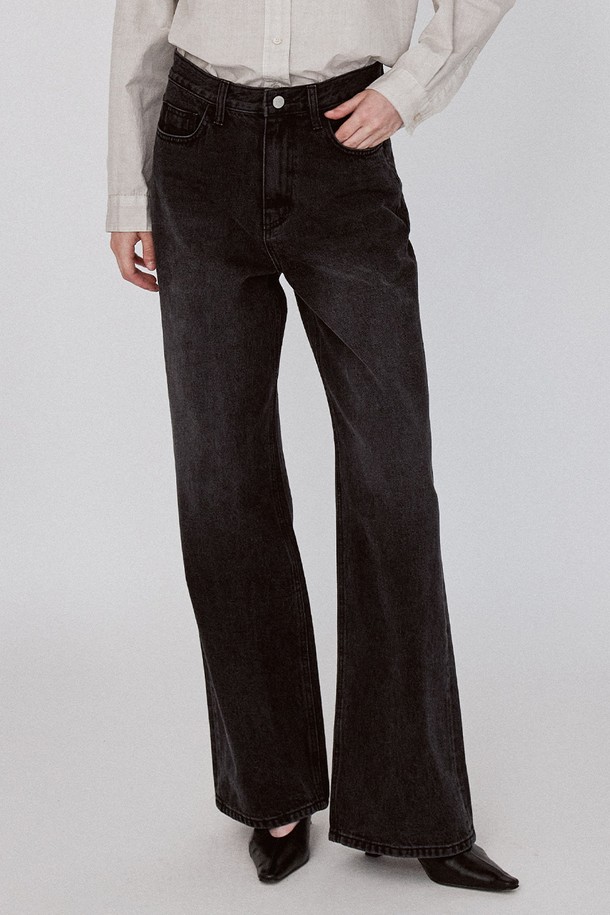 블랙 컬러의 와이드 워싱 데님 팬츠입니다. 캐주얼하고 베이직한 스타일로, 사계절 내내 활용하기 좋습니다. 넉넉한 와이드 핏과 오버핏으로 편안한 착용감을 선사하며, 빈티지한 워싱 가공으로 멋스러운 느낌을 더했습니다. YKK 지퍼와 고품질 스티칭 마감으로 튼튼하게 제작되었으며, 동네 마실룩이나 쇼핑룩 등 다양한 TPO에 잘 어울립니다. 면과 데님 혼방 소재로 제작되어 부드러운 촉감과 내구성을 갖췄습니다.
