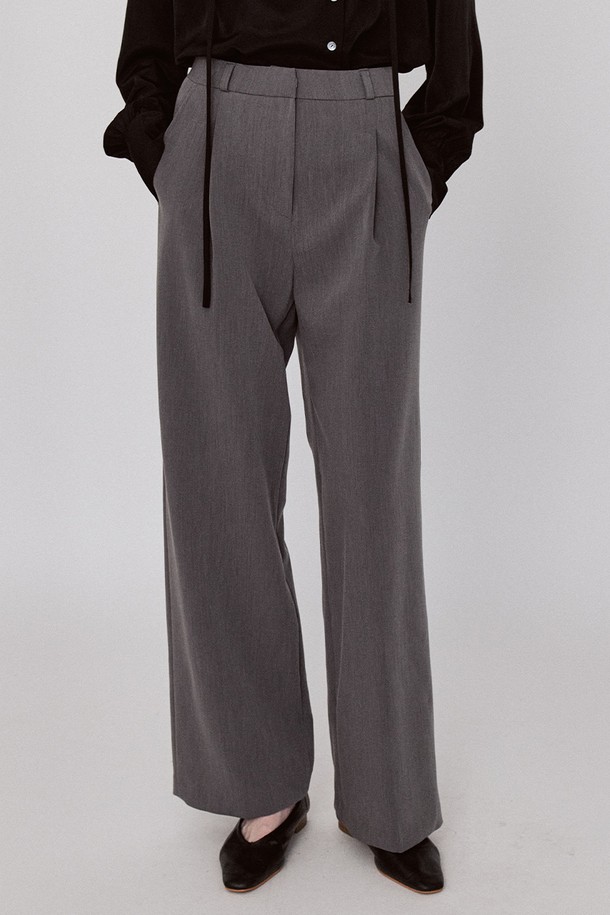 클래식 원턱 와이드 슬랙스 - 그레이는 미니멀하고 시크한 스타일을 추구하는 분들을 위한 포멀 및 일상용 슬랙스입니다. 가을에 적합한 중간 두께감의 폴리에스터, 레이온, 스판덱스 혼방 소재로 제작되어 부드러운 촉감과 릴랙스 핏을 제공합니다. 와이드 핏에 원턱 디테일을 더해 편안하면서도 세련된 실루엣을 연출하며, 내부 턱 스티칭과 자연스러운 드레이프로 핏을 완성합니다. 오피스룩, 비즈니스 캐주얼, 모임룩 등 다양한 TPO에 활용하기 좋은 아이템입니다.
