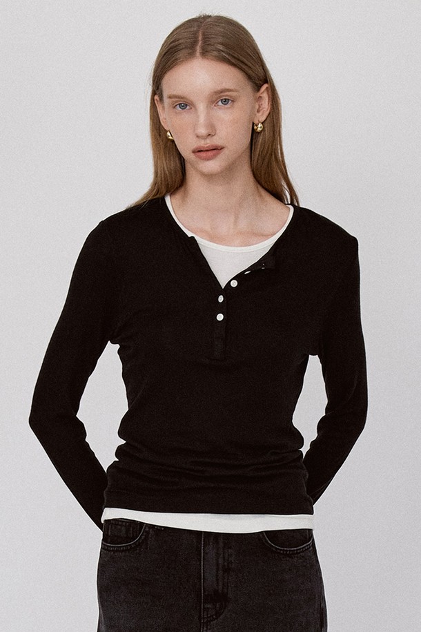 베이직 레이어드 티셔츠 - 블랙은 부드러운 촉감의 레이온, 울, 스판덱스 혼방 소재로 제작되어 편안한 착용감을 선사합니다. 얇은 두께감과 드레이프성 있는 원단으로 봄, 가을 시즌에 활용하기 좋으며, 헨리넥 또는 라운드넥 디자인으로 다양한 스타일을 연출할 수 있습니다. 긴 소매와 레귤러핏으로 캐주얼하고 미니멀한 스타일을 완성하며, 버튼 디테일과 레이어드 디자인이 돋보입니다. 데이트룩, 카페룩과 같은 TPO에 맞춰 활용하기 좋은 블랙 컬러의 베이직 티셔츠입니다.
