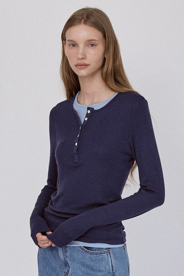 베이직 레이어드 패널 티셔츠 - 네이비는 여성용 상의로, 헨리넥과 라운드넥이 레이어드된 디자인이 특징입니다. 부드러운 촉감의 레이온, 울, 스판덱스 혼방 소재로 제작되어 봄, 가을, 겨울철에 착용하기 좋으며, 레귤러핏으로 편안하게 스타일을 연출할 수 있습니다. 캐주얼, 미니멀, 클래식한 스타일을 선호하는 분들께 추천하며, 데이트룩이나 카페룩에 매치하기 좋습니다. 무지 디자인에 버튼 디테일이 더해져 밋밋함을 덜어줍니다. 네이비와 블랙 두 가지 컬러로 만나보세요.
