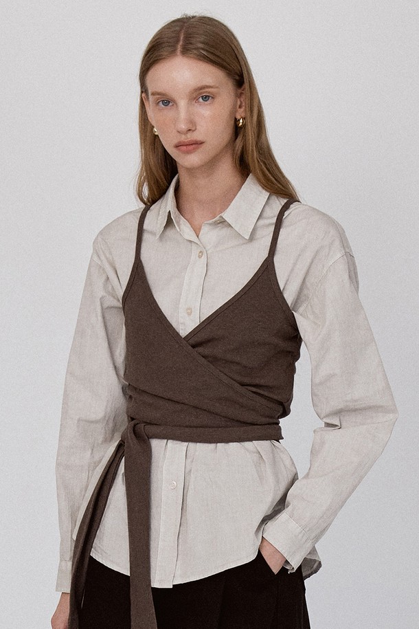 V넥 스트랩 슬리브리스 - 브라운은 가을에 어울리는 여성용 니트 슬리브리스입니다. 브라운과 차콜 두 가지 색상으로 만나볼 수 있으며, 얇은 두께감의 부드러운 촉감이 특징입니다. 레귤러핏으로 제작되었으며, V넥 디자인에 앞면 레이스업 디테일이 더해져 포인트를 더합니다. 레이스업 방식을 통해 핏을 조절할 수 있으며, 단독 또는 레이어드하여 다양한 스타일을 연출할 수 있습니다. 미니멀, 클래식, 캐주얼 무드로 데이트룩, 카페룩, 모임룩에 활용하기 좋습니다.
