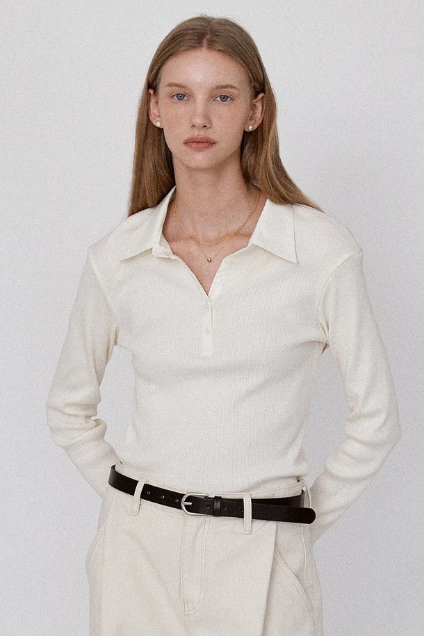 크림 컬러의 골지 립 코튼 소재로 제작된 클래식 카라 티셔츠입니다. 슬림핏으로 디자인되어 여성스러운 실루엣을 연출하며, 긴 소매 기장으로 사계절 내내 활용 가능합니다. 버튼 클로저 디테일과 헨리넥 디자인이 더해져 은은한 포인트를 더합니다. 부드러운 촉감과 바이오 워싱 처리로 편안한 착용감을 선사하며, 데이트룩, 미니멀, 캐주얼 스타일에 모두 잘 어울립니다.
