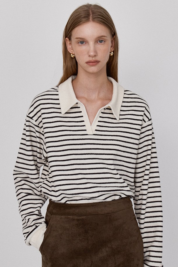 Stripe Soft 칼라 티셔츠 - 아이보리

부드러운 면 소재로 제작되어 편안한 착용감을 선사하는 스트라이프 패턴의 여성 오버핏 티셔츠입니다. 아이보리, 블랙 두 가지 색상으로 출시되었으며, 브이넥 디자인과 긴 소매 기장으로 캐주얼하면서도 베이직한 스타일을 연출합니다. 소매 부분의 컬러 대비와 헤링본 테이프 마감 디테일이 돋보이며, 봄, 가을 시즌에 동네 마실룩 또는 카페룩으로 활용하기 좋습니다. 미니멀, 클래식 무드를 즐기는 분들께 추천하는 제품입니다.
