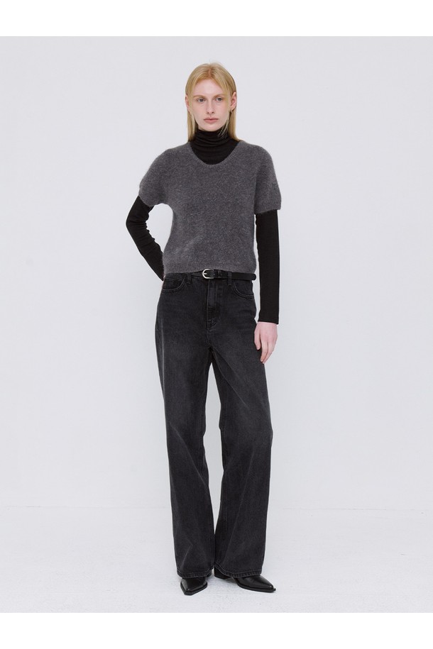 부드러운 울 블렌드 소재의 크롭 니트, 그레이 컬러입니다. 베이직하고 미니멀한 스타일로, 가을과 겨울에 따뜻하게 입을 수 있습니다. 라운드넥과 긴 소매 디자인으로, 레귤러 핏을 선사합니다. 출근룩과 모임룩, 그리고 클래식, 미니멀, 캐주얼 스타일 모두에 잘 어울립니다. 두꺼운 두께감으로 포근하고, 부드러운 촉감이 특징입니다.
