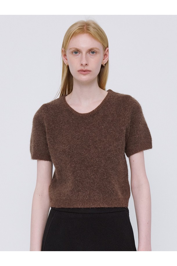 브라운 컬러의 Soft Wool Blend 크롭 니트입니다. 울 블렌드 소재로 제작되어 부드러운 촉감과 함께 가을, 겨울 시즌 보온성을 높여줍니다. 라운드넥 디자인에 반소매 기장으로, 베이직하고 미니멀한 스타일을 연출합니다. 레귤러핏으로 편안하게 착용 가능하며, 출근룩이나 모임룩 등 다양한 TPO에 활용할 수 있습니다. 미니멀, 클래식, 캐주얼 스타일을 즐겨 입는 여성분들께 추천합니다.
