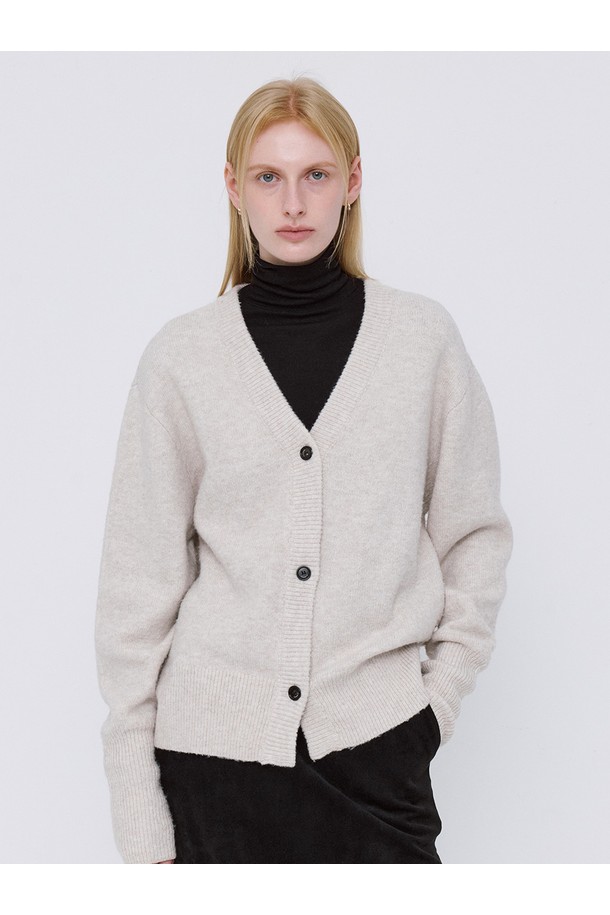 베이지 컬러의 소프트 울 니트 랩 카디건입니다. 부드러운 촉감의 울 소재로 제작되어 가을, 겨울 시즌에 따뜻하게 착용하기 좋습니다. 미니멀하고 베이직한 디자인으로, 데이트룩과 모임룩 등 다양한 TPO에 활용 가능합니다. 레귤러핏에 브이넥 라인, 랩 스타일과 싱글 버튼 여밈으로 여성스러운 실루엣을 연출합니다. 두꺼운 두께감과 긴 소매 기장으로 포근함을 더하며, 캐주얼, 클래식 스타일 모두 소화 가능한 활용도 높은 아이템입니다.
