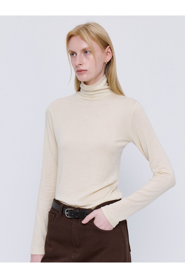 부드러운 울 텐셀 터틀넥 티셔츠 - 크림은 가을, 겨울 시즌에 어울리는 여성용 상의입니다. 미니멀하고 클래식한 스타일로, 출근룩에 활용하기 좋습니다. 울과 텐셀 혼방 소재로 제작되어 부드러운 촉감을 선사하며, 슬림핏과 레귤러 기장으로 편안하게 착용할 수 있습니다. 크림 컬러의 무지 디자인에 긴 소매와 터틀넥 디테일이 더해져 세련된 느낌을 줍니다. 얇은 두께감으로 간절기에도 부담 없이 즐길 수 있는 아이템입니다.
