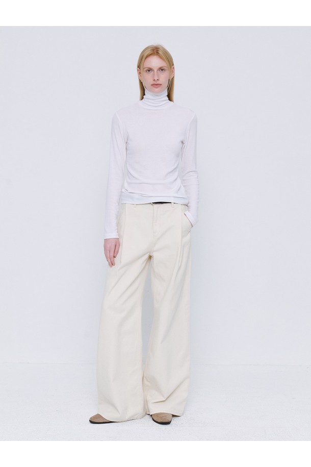 부드러운 울 텐셀 터틀넥 티셔츠 - 아이보리입니다. 여성용으로, 가을과 겨울에 착용하기 좋은 긴 소매 기장의 레귤러핏 터틀넥 티셔츠입니다. 베이직하고 미니멀한 스타일로, 얇은 두께감과 부드러운 촉감이 특징입니다. 울과 텐셀 혼방 소재로 제작되어 보온성을 갖추었습니다. 아이보리 색상의 무지 디자인으로 다양한 룩에 활용하기 좋습니다.
