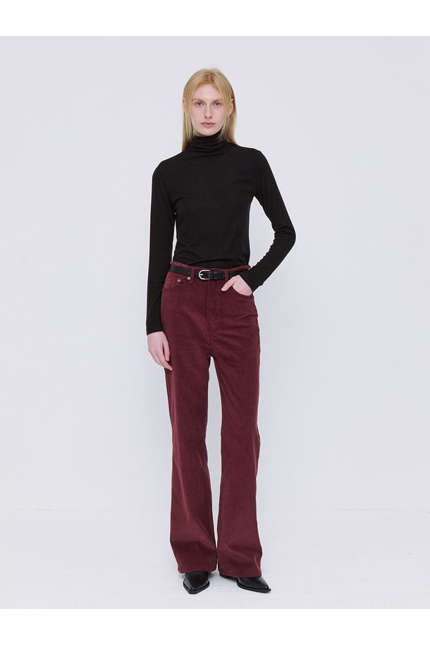 **Trench Corduroy Pants - 트렌치 코듀로이 팬츠 - 2컬러**

가을, 겨울 시즌을 위한 남녀 공용 코듀로이 팬츠입니다. 트렌치 디테일이 돋보이는 디자인으로, 캐주얼 및 미니멀 스타일을 연출하기 좋습니다. 부드러운 촉감의 두꺼운 코듀로이 소재로 제작되어 편안한 착용감을 선사하며, 루즈핏 와이드 실루엣과 크롭 기장으로 트렌디한 핏을 완성합니다. 일상, 출근룩, 모임룩 등 다양한 TPO에 활용할 수 있는 베이직 아이템입니다. 블랙 컬러로 출시되었습니다.
