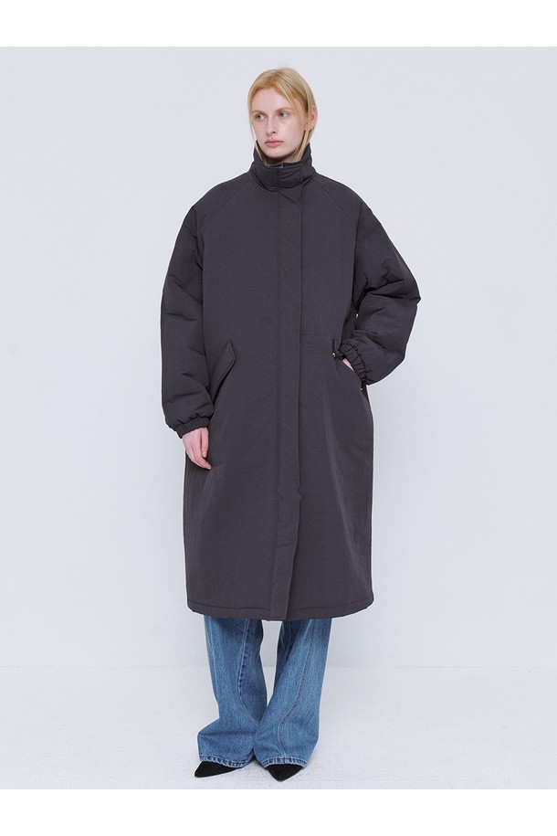 클래식 소프트 롱 패딩 코트 - 차콜은 겨울철 일상에서 따뜻함과 스타일을 모두 잡을 수 있는 아이템입니다. 부드러운 폴리에스터 소재와 두꺼운 패딩 안감으로 제작되어 뛰어난 보온성과 방풍 기능을 제공합니다. 차콜 컬러의 무지 디자인과 오버핏, 롱 기장은 베이직하면서도 클래식한 스타일을 연출하며, 하이넥 디자인과 집업 여밈 방식으로 편안함을 더했습니다. 넉넉한 긴 소매는 활동성을 보장하며, 미니멀한 스타일을 선호하는 분들께 적합합니다.
