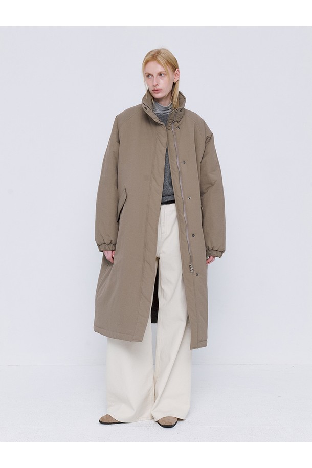 클래식 소프트 롱 패딩 코트 - 카키베이지는 여성용 아우터 패딩 코트입니다. 겨울철 일상에 적합하며, 베이직하고 클래식한 스타일을 연출합니다. 부드러운 폴리에스테르 소재로 제작되었으며, 두꺼운 두께감으로 따뜻함을 제공합니다. 하이넥 디자인과 롱 기장, 긴 소매, 오버핏으로 편안한 착용감을 선사하며, 스냅 여밈 방식과 포켓 디테일이 특징입니다. 카키베이지 컬러의 무지 디자인으로 미니멀한 스타일을 완성합니다.
