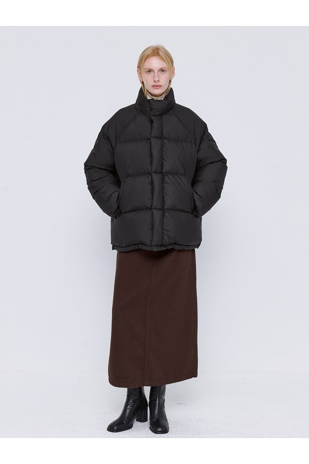 베이직 덕 다운 하프 패딩 - 블랙은 겨울철 여성의 따뜻함과 스타일을 책임질 숏패딩입니다. 부드러운 촉감의 덕다운 충전재와 두꺼운 두께감으로 뛰어난 보온성을 제공하며, 하이넥 디자인이 찬 바람을 효과적으로 막아줍니다. 캐주얼, 미니멀, 클래식 스타일 모두 소화 가능한 무지 디자인으로, 오버핏 실루엣이 편안하면서도 세련된 분위기를 연출합니다. 집업 방식으로 간편하게 착용 가능하며, 긴 소매 기장으로 더욱 따뜻하게 착용할 수 있습니다. 퀄팅 디테일이 돋보이는 블랙 컬러의 패딩은 겨울철 데일리룩에 활용하기 좋습니다.
