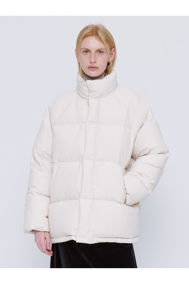 베이직 덕 다운 하프 패딩 - 크림은 겨울철 여성의 따뜻함과 스타일을 책임지는 필수 아이템입니다. 부드러운 촉감의 덕다운 충전재가 두꺼움을 더해 뛰어난 보온성을 제공하며, 하프 기장과 오버핏 디자인으로 편안한 착용감을 선사합니다. 미니멀하고 베이직한 디자인은 다양한 스타일과 쉽게 매치할 수 있으며, 집업 스타일로 간편하게 여밀 수 있습니다. 크림 컬러는 어떤 옷에도 잘 어울려 겨울철 데일리룩에 포인트가 되어줍니다.
