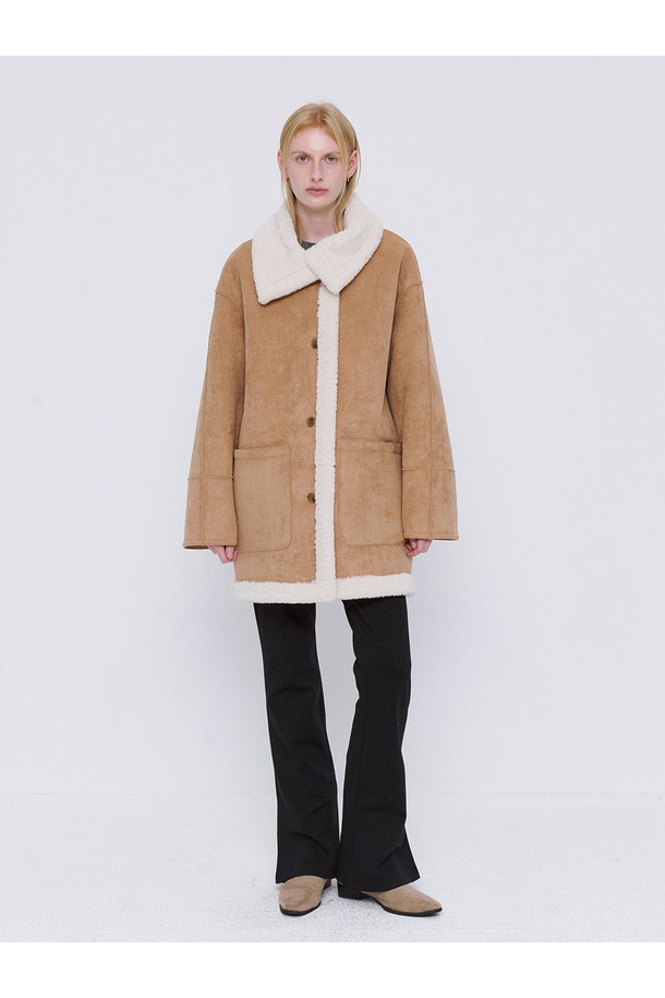 베이지 색상의 클래식 리버시블 무스탕 코트는 여성 고객을 위한 아우터입니다. 캐주얼, 미니멀, 클래식 스타일을 모두 아우르며, 가을과 겨울에 따뜻하게 착용할 수 있습니다. 부드러운 스웨이드와 퍼 소재로 제작되었으며, 두꺼운 두께감과 긴 소매 기장이 특징입니다. 양털 디테일과 배색 디자인이 돋보이며, 뒤집어 입을 수 있는 리버시블 디자인으로 다양한 스타일 연출이 가능합니다. 레귤러핏에 집업 여밈 방식으로 편안하게 착용할 수 있는 크롭 기장의 무스탕입니다.
