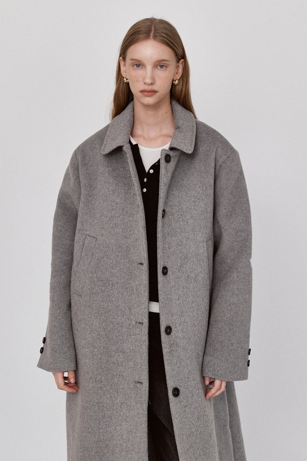 클래식 울 싱글 코트 - 그레이는 여성용 아우터로, 가을과 겨울에 어울리는 롱 기장의 싱글 코트입니다. 미니멀하고 시크한 스타일을 추구하는 분들께 추천드리며, 오피스룩, 겨울 데일리룩, 모임룩 등 다양한 TPO에 활용할 수 있습니다. 그레이와 블랙 두 가지 컬러로 출시되었으며, 루즈핏과 릴랙스핏의 편안한 착용감을 선사합니다. 두꺼운 울과 폴리에스테르 혼방 소재로 제작되어 보온성을 높였으며, 자연소재 버튼, 로고 인그레이빙, 심플한 포켓 디테일, 백 햄 슬릿 등의 특징을 더했습니다.
