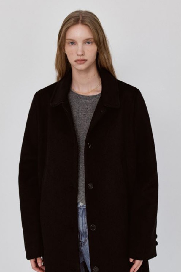 클래식 울 싱글 코트 - 블랙은 여성용 아우터로, 가을에 어울리는 릴랙스핏 롱 코트입니다. 블랙과 그레이 두 가지 색상으로 만나볼 수 있으며, 클래식하고 베이직한 스타일을 연출합니다. 울과 폴리에스테르 혼방의 두꺼운 소재로 제작되어 포근함을 더하고, 싱글 버튼 여밈 방식과 긴 소매가 특징입니다. 오피스룩, 출근룩, 데이트룩 등 다양한 TPO에 활용 가능하며, 미니멀하고 시크한 스타일을 완성합니다. 프론트 본딩 처리, 내추럴 소재 버튼, 로고 엠보싱, 심플한 포켓 디테일, 백 햄 슬릿 등의 디테일이 돋보입니다.
