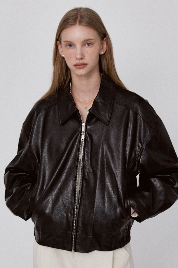 2Way 레더 크롭 재킷 - 블랙은 미니멀, 캐주얼, 시크한 스타일을 연출하기에 좋은 여성용 아우터입니다. 봄, 가을에 착용하기 적합하며, 비건 가죽(폴리우레탄) 소재로 부드러운 촉감을 자랑합니다. 루즈핏과 박시핏의 넉넉한 핏으로 편안함을 더하고, 크롭 기장과 투웨이 스타일의 집업 디자인이 특징입니다. 밴딩 디테일, 사이드 패널, 긴 소매 기장으로 포인트를 주어 데이트룩과 쇼핑룩에 활용하기 좋습니다.
