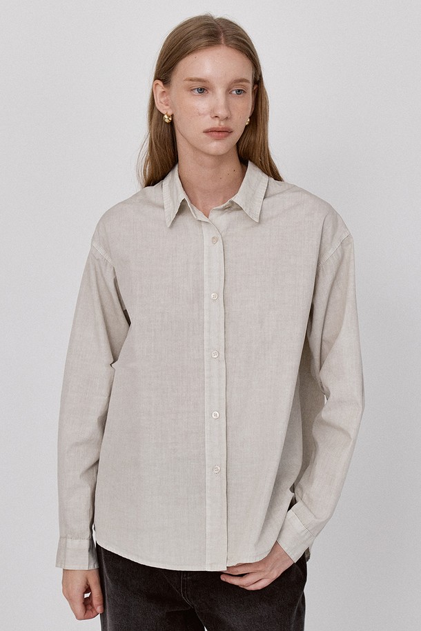 소프트 다잉 셔츠 - 베이지는 부드러운 촉감의 면 소재로 제작된 셔츠입니다. 피그먼트 가먼트 다잉 공법으로 빈티지한 베이지 컬러감을 살렸으며, 릴랙스 핏과 차이나 칼라 디자인이 특징입니다. 긴 소매 기장에 무지 패턴으로 어떤 스타일에도 잘 어울리는 데일리 아이템입니다. 이중 스티칭으로 내구성을 높여 오래도록 착용할 수 있으며, 가을 시즌 출근룩이나 나들이룩에 활용하기 좋습니다. 클래식, 미니멀, 캐주얼 스타일을 즐기는 분들께 추천합니다.
