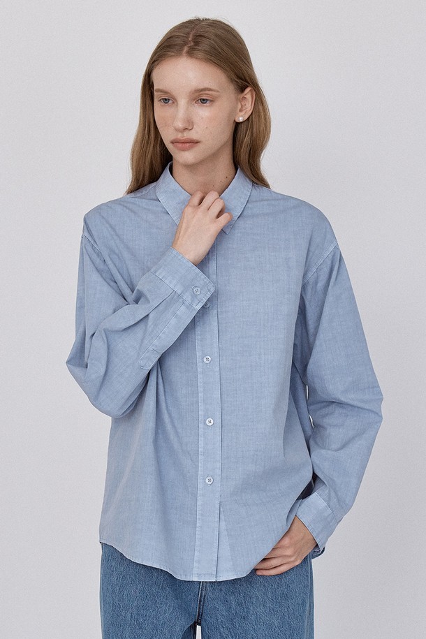 소프트 다잉 셔츠 - 소라, 부드러운 면 소재로 제작되어 편안한 착용감을 선사합니다. 베이지와 소라 두 가지 색상으로 출시되었으며 데일리 및 캐주얼룩에 활용하기 좋습니다. 가을 시즌에 어울리는 릴랙스 핏의 긴 소매 셔츠로, 차이나 칼라 디자인이 돋보입니다. 피그먼트 가먼트 다잉 공법과 이중 스티칭 처리로 빈티지한 컬러감을 더했습니다. 카페룩이나 가을 나들이룩에 매치하여 미니멀하고 클래식한 스타일을 연출해보세요.
