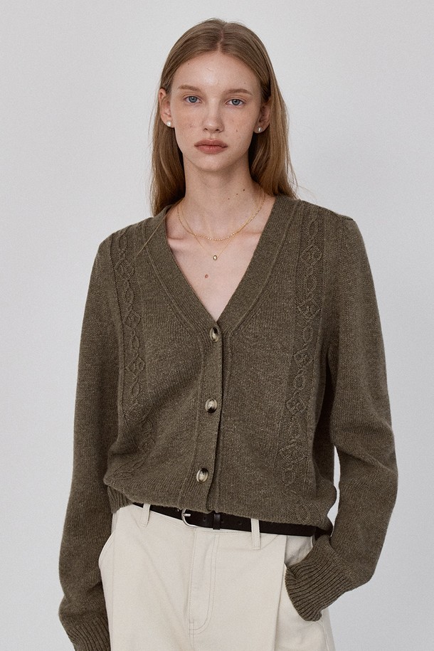 코지 케이블 니트 가디건 - 카키는 부드러운 촉감의 울, 나일론, 폴리에스테르 혼방 소재로 제작되어 가을, 겨울 시즌에 따뜻하게 착용하기 좋습니다. 릴랙스 핏과 V넥 디자인으로 편안하면서도 여성스러운 실루엣을 연출하며, 케이블과 골지 패턴이 돋보입니다. 리브드 소매단과 밑단 마감으로 안정적인 핏을 선사하며, 데일리룩, 캐주얼룩, 카페룩 등 다양한 TPO에 활용하기 좋은 베이직하고 심플한 디자인입니다. 클래식, 미니멀 스타일을 즐겨 입는 여성분들께 추천합니다.
