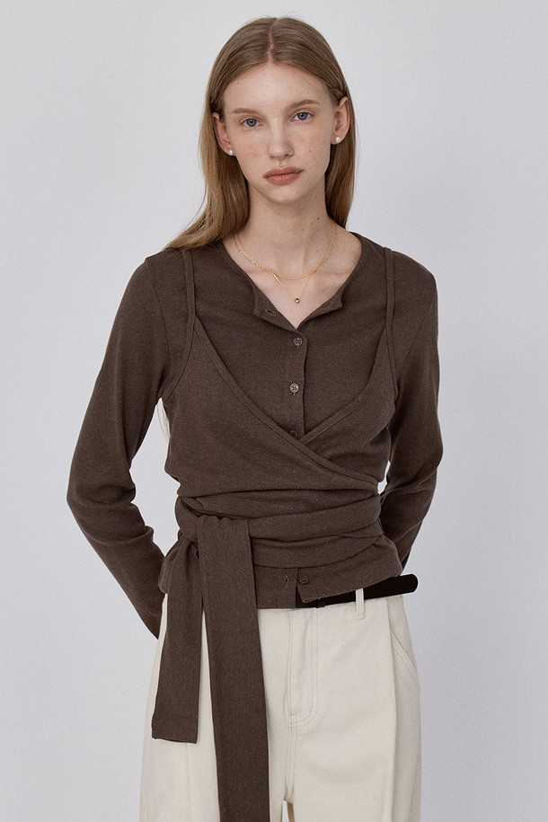 데일리 골지 가디건 - 브라운은 베이직하고 미니멀한 스타일을 추구하는 여성 고객을 위한 제품입니다. 가을과 겨울에 착용하기 좋으며, 부드러운 촉감의 아크릴, 면, 레이온, 앙고라 혼방 소재로 제작되어 얇지만 따뜻함을 선사합니다. 라운드넥 디자인에 긴 소매 기장과 레귤러핏으로 편안하게 착용할 수 있습니다. 단추 여밈 방식으로 간편하게 스타일링할 수 있으며, 단독 또는 이너와 함께 레이어드하여 다양한 룩을 연출할 수 있습니다. 데이트룩, 카페룩, 겨울 데일리룩 등 폭넓게 활용 가능한 아이템입니다.
