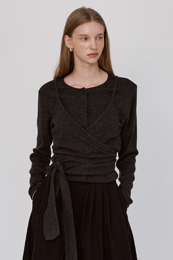 데일리 골지 가디건 - 차콜은 부드러운 촉감의 아크릴, 면, 레이온, 앙고라 혼방 소재로 제작된 여성용 크롭 기장의 가을 가디건입니다. 차콜 컬러의 라운드넥 디자인에 레귤러핏으로, 버튼 여밈 디테일과 긴 소매가 특징입니다. 미니멀하고 베이직한 스타일로 데이트룩, 카페룩 등 다양한 TPO에 맞춰 활용 가능하며, 단독 또는 이너와 함께 레이어드하여 데일리하게 착용하기 좋습니다. 얇은 두께감으로 간절기 시즌에 적합하며, 골지 패턴이 포인트를 더합니다.
