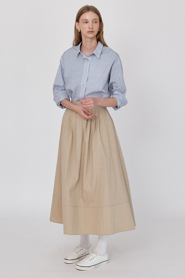 플리츠 플로우 밴딩 롱 스커트 - 베이지는 여성용 롱 스커트로, 봄, 여름, 가을에 활용하기 좋습니다. 가볍고 부드러운 면, 나일론, 폴리에스테르 혼방 소재로 제작되어 편안한 착용감을 선사합니다. A라인 & 플리츠 디자인에 무지 패턴으로 어떤 상의와도 쉽게 매치할 수 있으며, 밴딩 허리와 루즈핏으로 편안함을 더했습니다. 허리 부분은 밴딩 처리되었으며, 사이드 포켓과 바이오워싱 가공으로 실용성과 퀄리티를 높였습니다. 동네 마실룩, 카페룩, 여행룩 등 캐주얼, 미니멀, 클래식 스타일을 연출하고 싶을 때 추천합니다.
