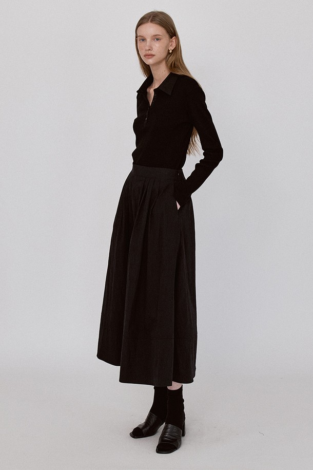 플리츠 플로우 밴딩 롱 스커트 - 블랙은 여성 고객을 위한 일상용 플리츠 스커트입니다. 면, 나일론, 폴리에스테르 혼방 소재로 제작되어 가볍고 부드러운 촉감을 선사합니다. 얇은 두께감의 루즈핏 A라인 맥시 기장으로, 밴딩 허리와 사이드 포켓, 앞면 턱 디테일이 특징입니다. 자연스러운 드레이핑과 블랙 컬러가 미니멀하고 베이직한 무드를 연출하며, 데이트룩과 쇼핑룩에 잘 어울립니다. 신축성 있는 소재로 편안한 착용감을 제공하며, 사계절 내내 활용 가능한 아이템입니다.
