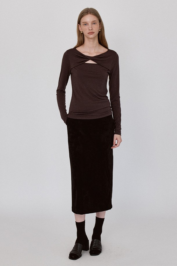 베이직 스웨이드 롱 스커트 - 블랙은 데일리부터 오피스룩까지 다양한 스타일을 소화하는 여성용 미디 스커트입니다. 부드러운 촉감의 폴리에스테르와 폴리우레탄 혼방 소재로 제작되어 가을에 착용하기 좋습니다. H라인과 슬림핏 디자인으로 깔끔한 실루엣을 연출하며, 블랙과 카키 브라운 두 가지 컬러로 만나볼 수 있습니다. 백 슬릿 디테일과 백 센터 지퍼, 버튼 잠금, 허리 양쪽 대각선 포켓이 특징입니다. 미니멀, 클래식, 시크한 스타일을 선호하는 분들께 추천합니다.
