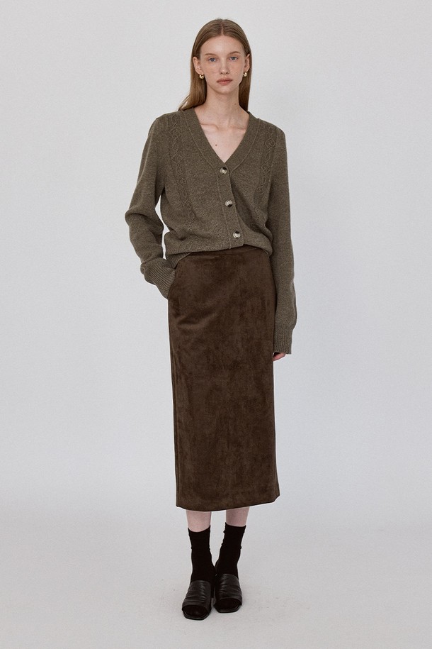**베이직 스웨이드 롱 스커트 - 카키브라운**

부드러운 촉감의 베이직 스웨이드 롱 스커트입니다. 슬림핏 H라인으로 떨어지는 미디엄 기장의 스커트로, 가을 시즌 데이트룩과 모임룩에 적합합니다. 카키 브라운과 블랙 두 가지 색상으로 출시되었으며, 미니멀하고 시크한 스타일을 연출하기 좋습니다. 허리 양쪽 대각선 포켓과 백 슬릿 디테일이 돋보이며, 백 센터 지퍼와 버튼으로 간편하게 여밀 수 있습니다. 폴리에스테르와 폴리우레탄 혼방 소재로 제작되어 편안하게 착용 가능합니다.
