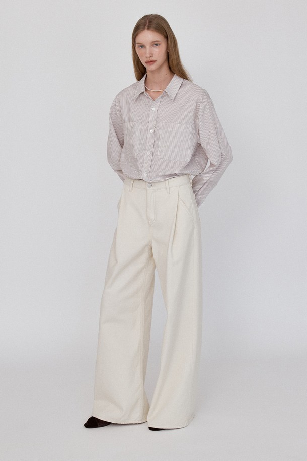 크림 컬러의 코튼 와이드 원 턱 팬츠는 베이직하면서도 캐주얼한 스타일을 연출합니다. 면 소재로 제작되어 부드러운 촉감을 선사하며, 사계절 내내 활용 가능합니다. 릴랙스 핏과 와이드한 바지핏으로 편안함을 강조했으며, 턱 디테일과 YKK 지퍼, 고품질 스티칭으로 완성도를 높였습니다. 바이오 워싱 가공으로 더욱 자연스러운 멋을 더해 동네 마실룩, 카페룩 등 다양한 TPO에 활용하기 좋습니다.
